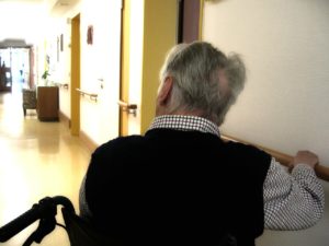 Demenz: Was hilft bei herausforderndem Verhalten?