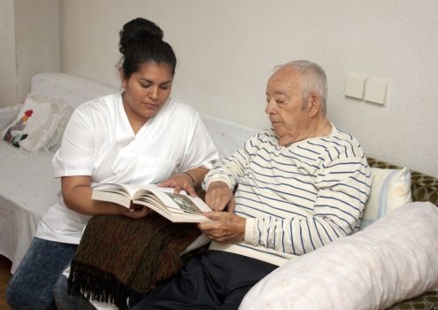 Große Wissenslücken bei der Therapie von Menschen mit Demenz und Hör- oder Sehbehinderungen