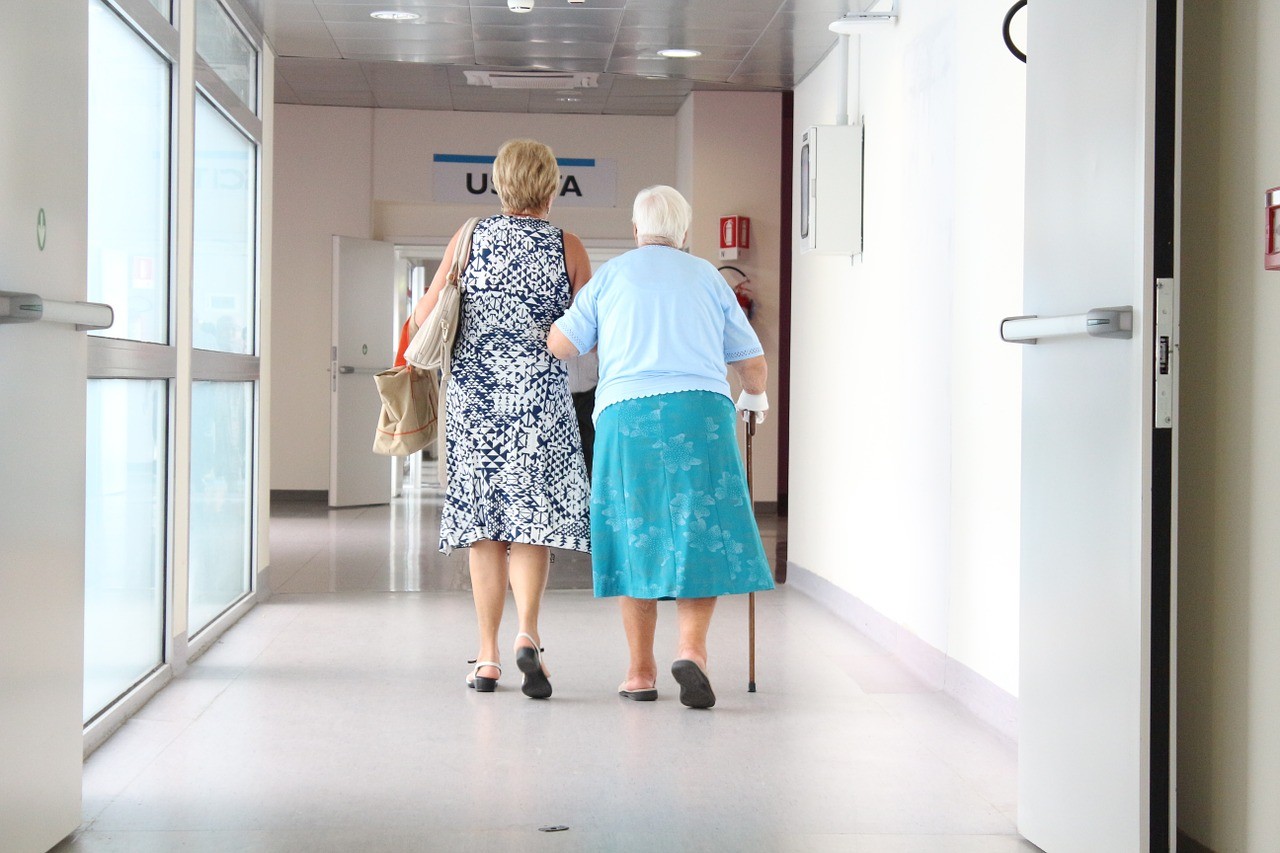 Demenz im Pflegeheim: Dämpfende Arzneimittel erhöhen Risiko von Sturzereignissen mit Verletzungsfolge