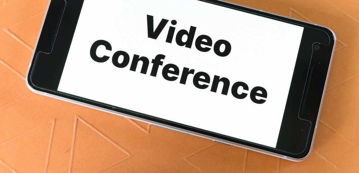 Schriftzug auf Smartphone: Video Conference