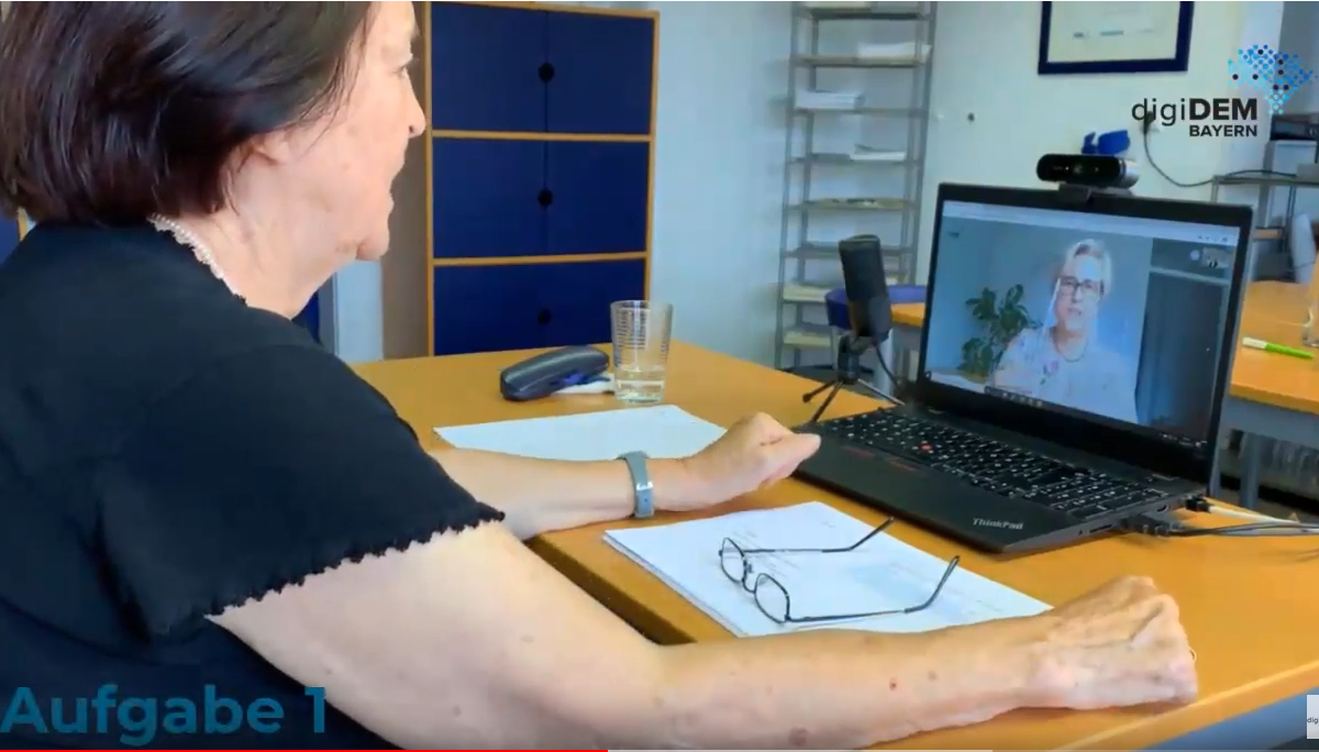 Frau spricht am Laptop via Videokonferenz mit einer anderen Frau.