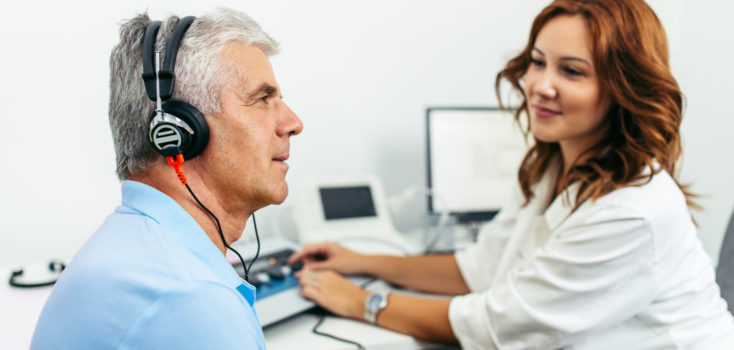 Demenzrisiko Schwerhörigkeit – mit dem Hörtest vorbeugen