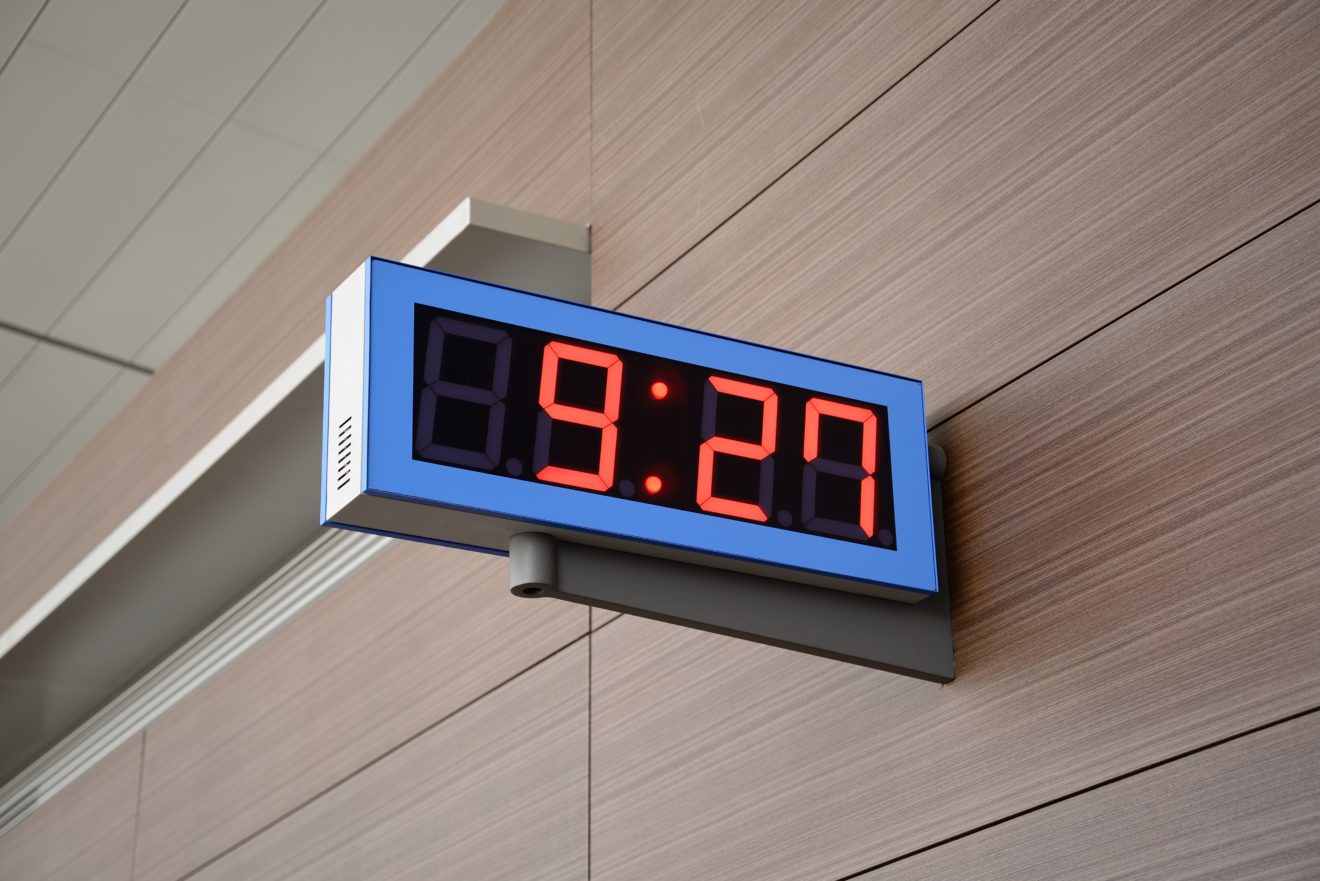 Für Menschen mit Demenz ist eine Digitaluhr hilfreich.