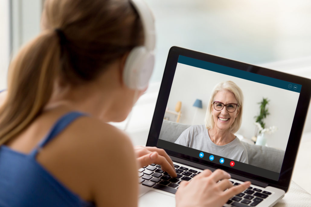 Ein digitales Angebot von digiDEM Bayern ist moderne Videokonferenzsoftware zur Früherkennung von Demenz.