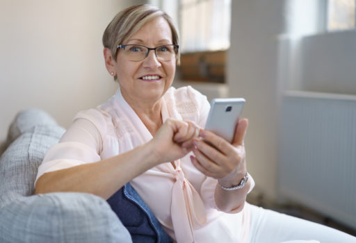 Die Demenz-App hält viele Tipps für den Umgang mit Menschen mit Demenz bereit und liefert auch hilfreiche für daheim und in der Pflegeeinrichtung. Ideen für