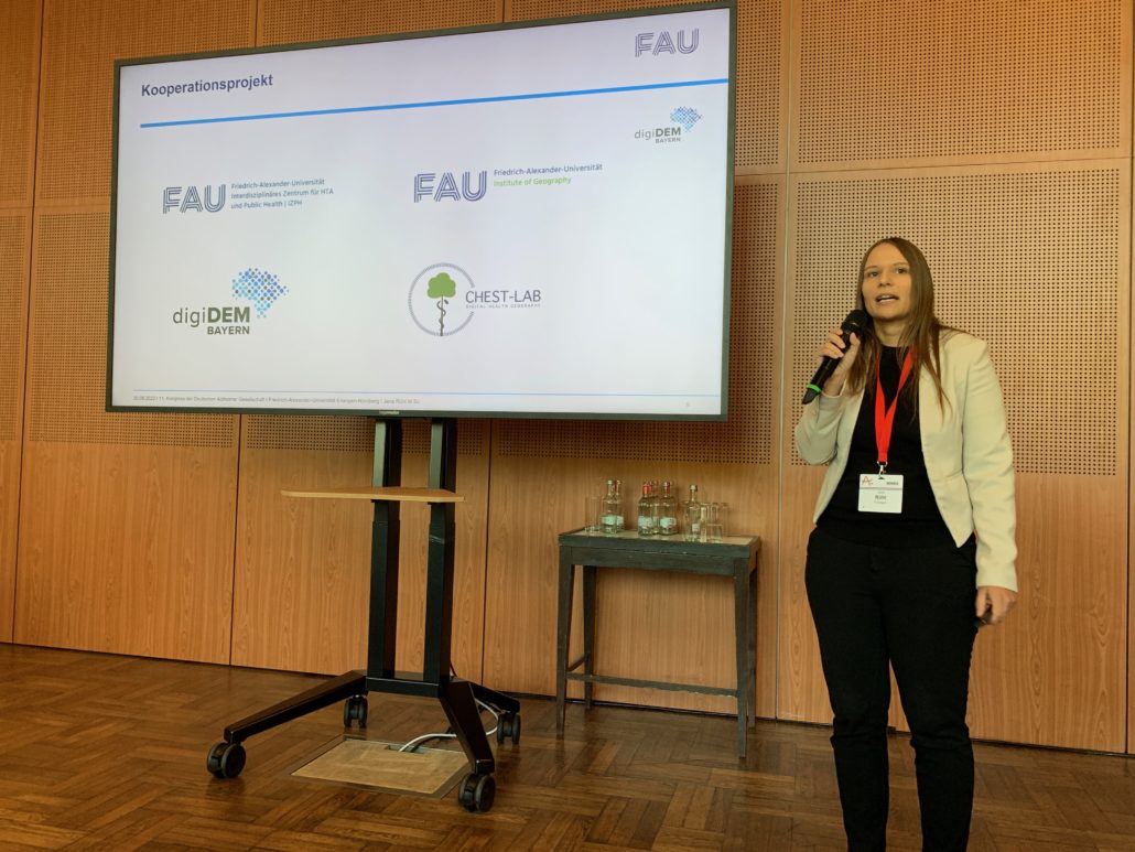 Jana Rühl beim Vortrag auf dem 11. Kongress der Deutschen Alzheimer Gesellschaft in Mühlheim an der Ruhr.