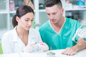 Wie demenzsensibel behandelt der Zahnarzt?