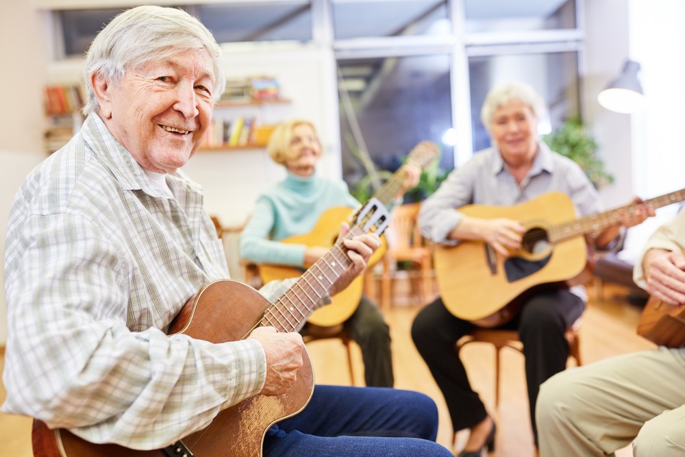 Die Musiktherapie ist eine Möglichkeit der Nicht-medikamentösen Behandlungsformen in der Demenzversorgung.