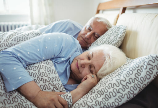 Menschen mit einer Lewy-Body-Demenz sind mit anteilig 49 Prozent besonders häufig von Schlafstörungen betroffen, während diese bei Alzheimer-Patienten (24 Prozent) seltener auftreten.