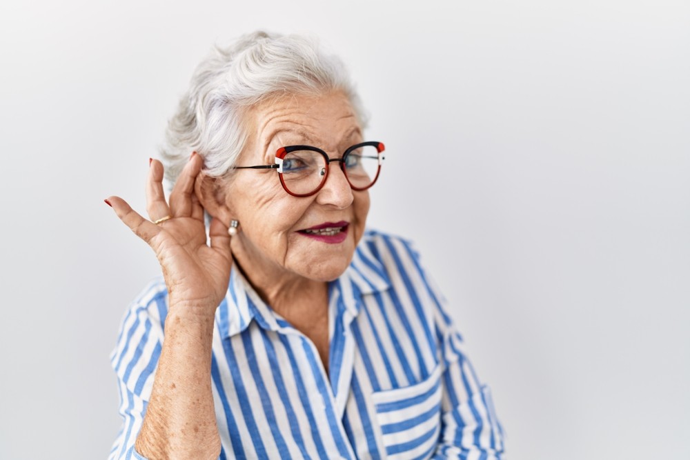 Wer nicht mehr so gut hört und deshalb ein Hörgerät trägt, verringert langfristig den Rückgang seiner kognitiven Fähigkeiten um 19 Prozent.