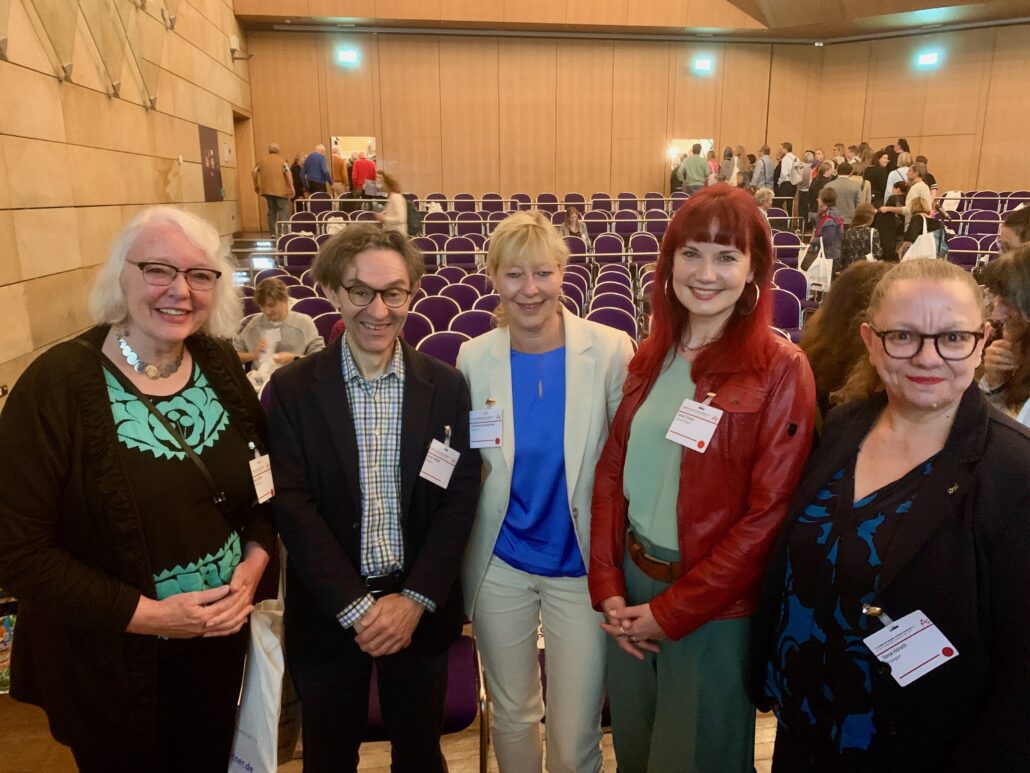 „Demenz: Hinsehen. Helfen. Handeln.“ Unter diesem Motto stand der 12. Kongress der Deutschen Alzheimer Gesellschaft, der im Oktober 2024 in der Stadthalle Fürth stattfand.