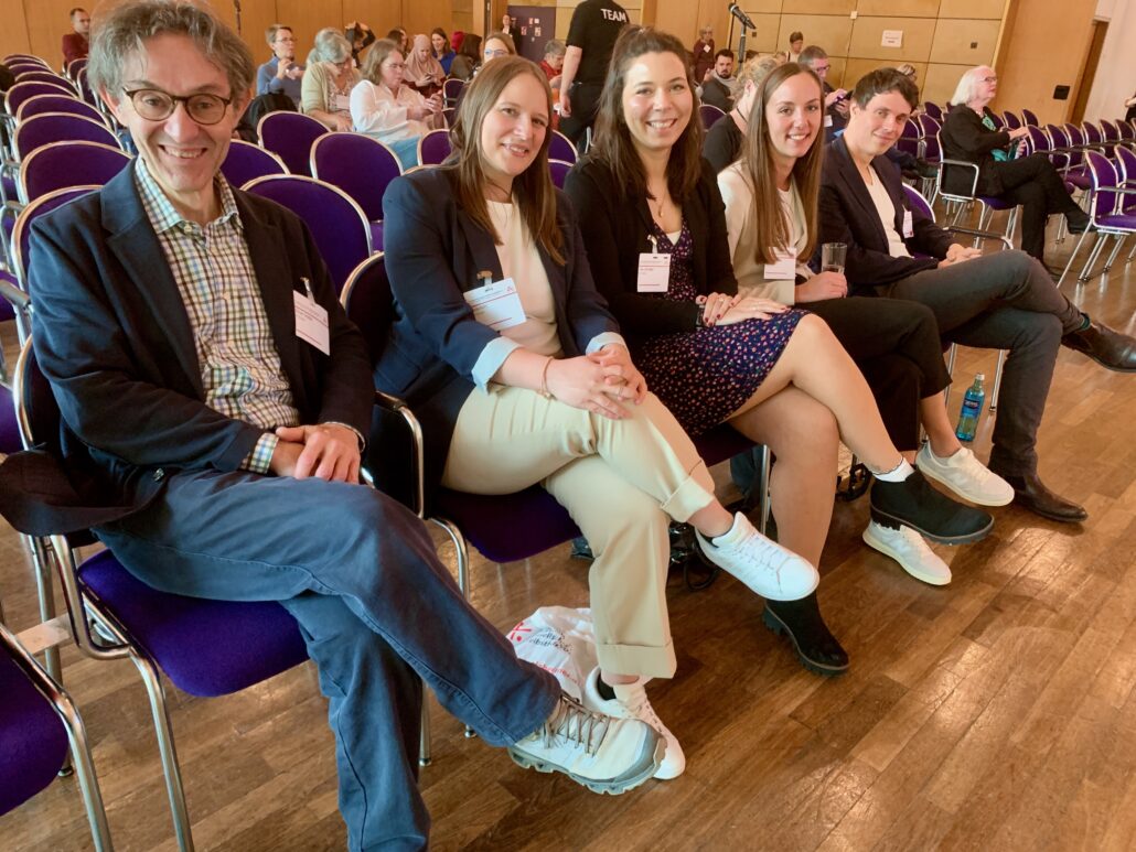 „Demenz: Hinsehen. Helfen. Handeln.“ Unter diesem Motto stand der 12. Kongress der Deutschen Alzheimer Gesellschaft, der im Oktober 2024 in der Stadthalle Fürth stattfand.