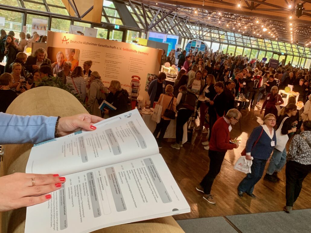 „Demenz: Hinsehen. Helfen. Handeln.“ Unter diesem Motto stand der 12. Kongress der Deutschen Alzheimer Gesellschaft, der im Oktober 2024 in der Stadthalle Fürth stattfand.