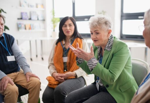 Psychoedukative Interventionen tragen zur Entwicklung von effektiven Bewältigungsstrategien bei, um die Belastung der Pflegekräfte zu verringern.