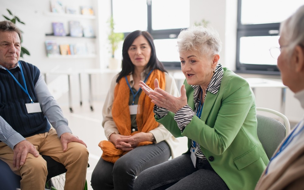 Psychoedukative Interventionen tragen zur Entwicklung von effektiven Bewältigungsstrategien bei, um die Belastung der Pflegekräfte zu verringern.