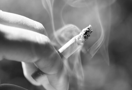 Luftverschmutzung ist ein zentrales Gesundheitsrisiko, das durch den Klimawandel verstärkt wird. Hauptverantwortlich für die Belastung sind Stickstoffdioxid, eine chemische Verbindung, und Feinstaub, wobei Stickstoffdioxid ein höheres Demenzrisiko darstellt.