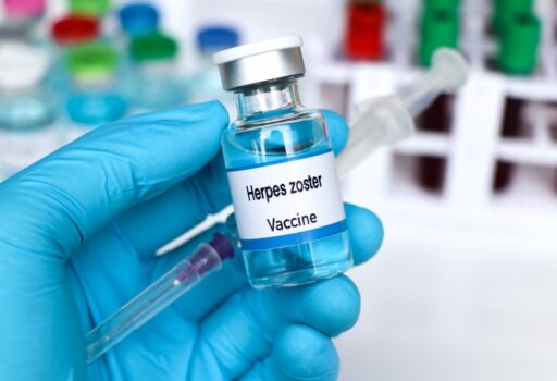Um einer Infektion mit Herpesviren wie zum Beispiel dem Zoster-Virus, das eine schmerzhafte Gürtelrose verursacht, vorzubeugen, ist eine Impfung meist das erste Mittel der Wahl.