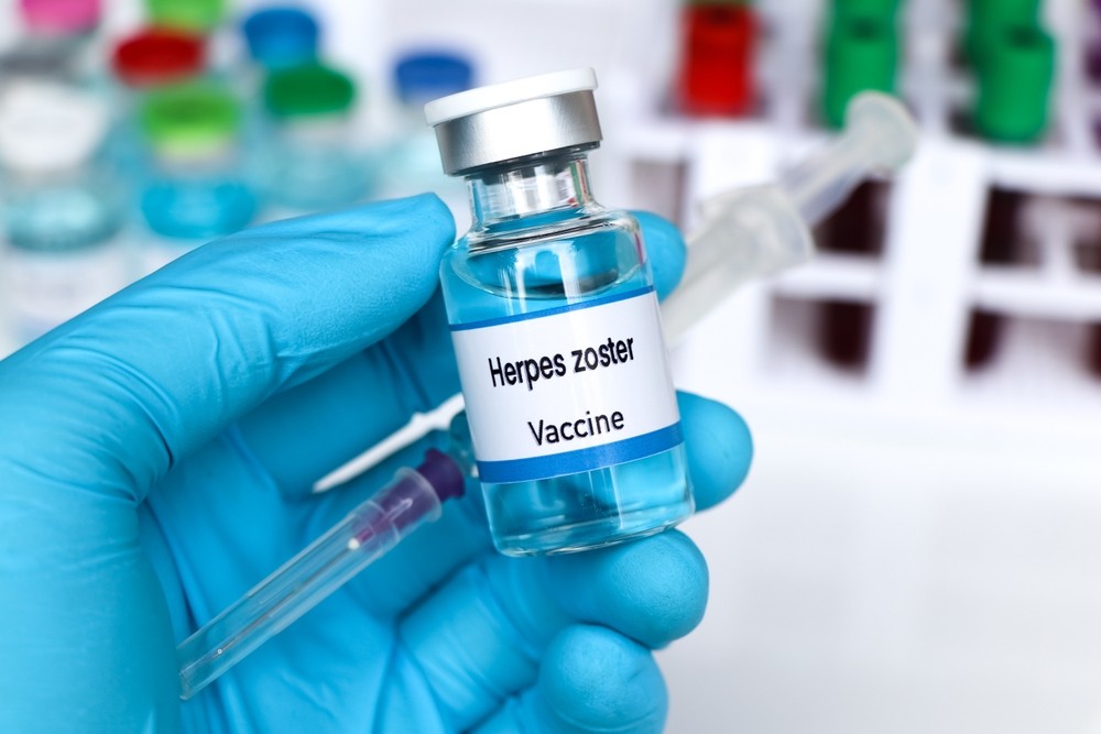 Um einer Infektion mit Herpesviren wie zum Beispiel dem Zoster-Virus, das eine schmerzhafte Gürtelrose verursacht, vorzubeugen, ist eine Impfung meist das erste Mittel der Wahl.