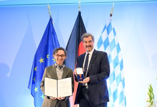 Die heute verliehene Auszeichnung würdigt Prof. Gräßels jahrzehntelanges, herausragendes Engagement für Menschen mit Demenz und ihre pflegenden An- und Zugehörigen. Als Demenz- und Angehörigenforscher ist Prof. Gräßel seit 35 Jahren tätig. Er ist Gründungsmitglied der Deutschen Alzheimer Gesellschaft e.V. und engagiert sich seit 25 Jahren ehrenamtlich als Vorsitzender der Alzheimer Gesellschaft Mittelfranken e.V.