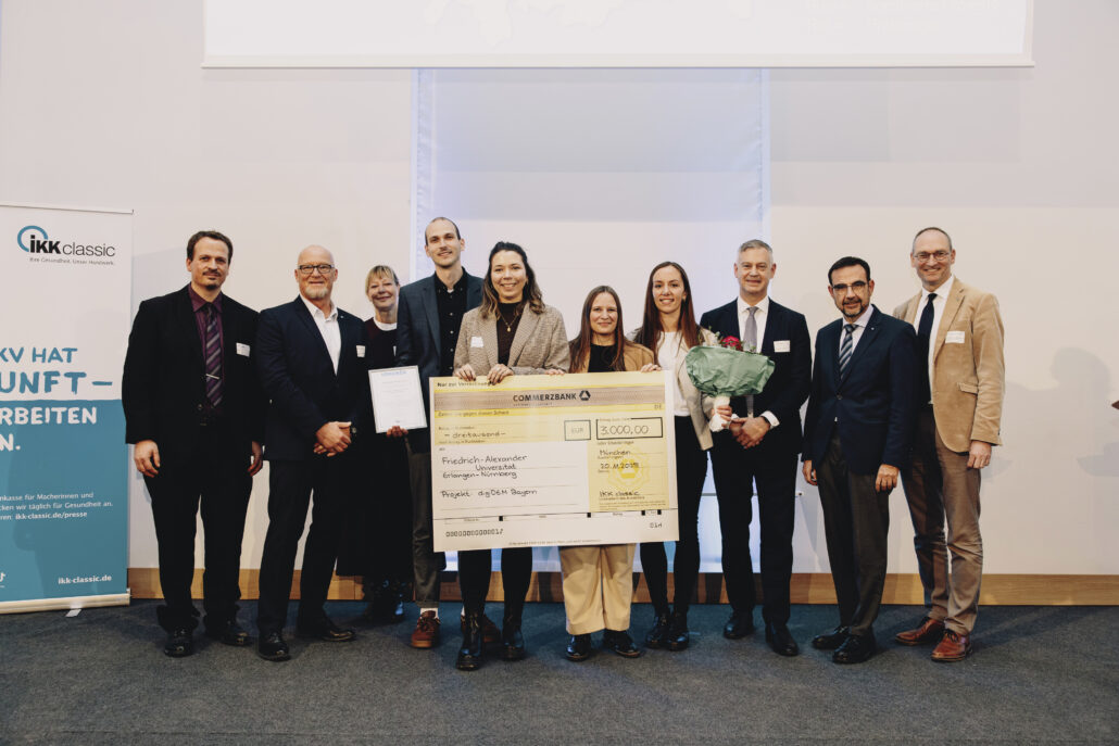 Der IKK classic Gesundheits- und Pflegestern würdigt innovative und herausragende Projekte, die mithilfe digitaler Technologien die Gesundheitskompetenz von Bürgerinnen und Bürgern in Bayern stärken und einen wichtigen Beitrag zur Pflege- und Gesundheitsversorgung im Freistaat leisten.