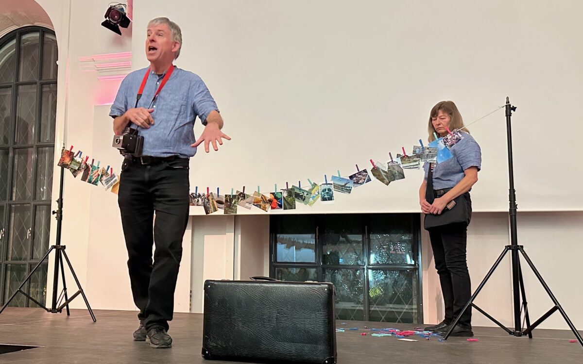 Das Theater „DAS BAUMANN“ aus Kulmbach zeigte mit dem Theaterstück „Das Ich verreist“ Baumann, wie sich aus einer normalen Altersvergesslichkeit eine Demenz entwickeln kann und dem Menschen Erinnerungen genommen werden.