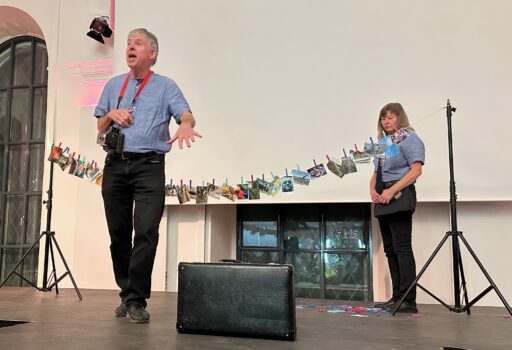 Das Theater „DAS BAUMANN“ aus Kulmbach zeigte mit dem Theaterstück „Das Ich verreist“ Baumann, wie sich aus einer normalen Altersvergesslichkeit eine Demenz entwickeln kann und dem Menschen Erinnerungen genommen werden.