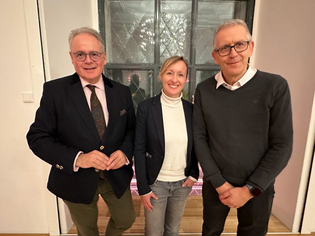 Zu einem Abend des Nachdenkens, Austauschs und Verstehens haben Prof. Dr. Christoph Ostgathe, Leiter der Palliativmedizinischen Abteilung des Uniklinikums Erlangen und Dr. Caroline Hack, Leiterin der Stabsabteilung Klinische Ethik des Uniklinikums Erlangen in das „Kreuz + Quer“ (Haus der Kirche) in Erlangen eingeladen.
