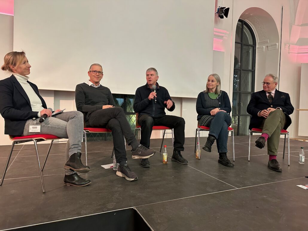 Zu einem Abend des Nachdenkens, Austauschs und Verstehens haben Prof. Dr. Christoph Ostgathe, Leiter der Palliativmedizinischen Abteilung des Uniklinikums Erlangen und Dr. Caroline Hack, Leiterin der Stabsabteilung Klinische Ethik des Uniklinikums Erlangen in das „Kreuz + Quer“ (Haus der Kirche) in Erlangen eingeladen.