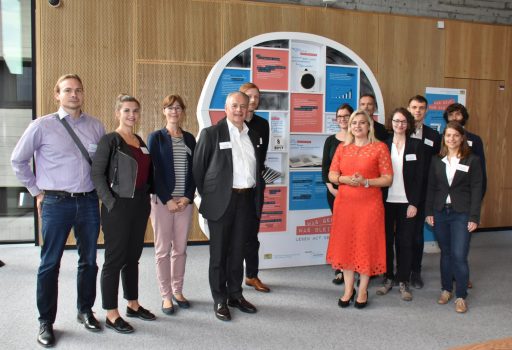 Bayerns Gesundheitsministerin Melanie Huml mit dem digiDEM Bayern-Team